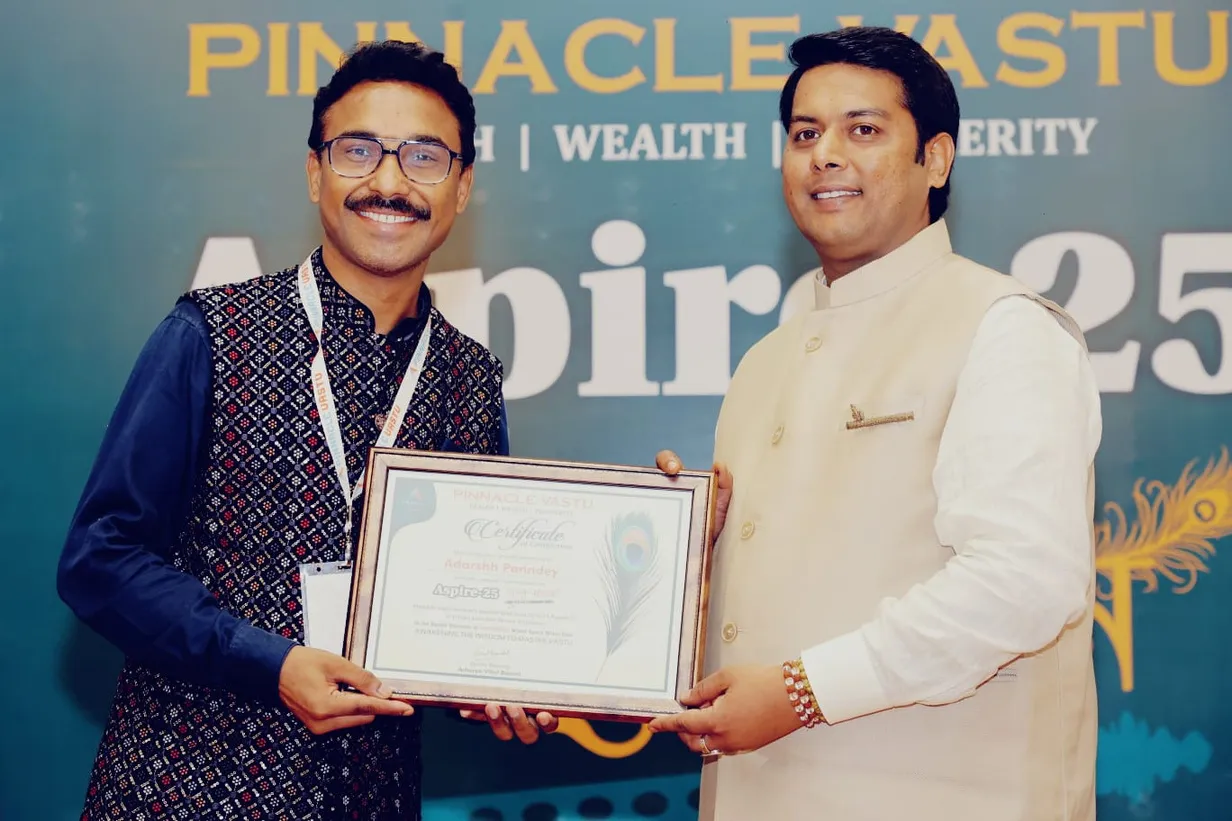 Receiving his certificate at Pinnacle Vastu’s Aspire-25